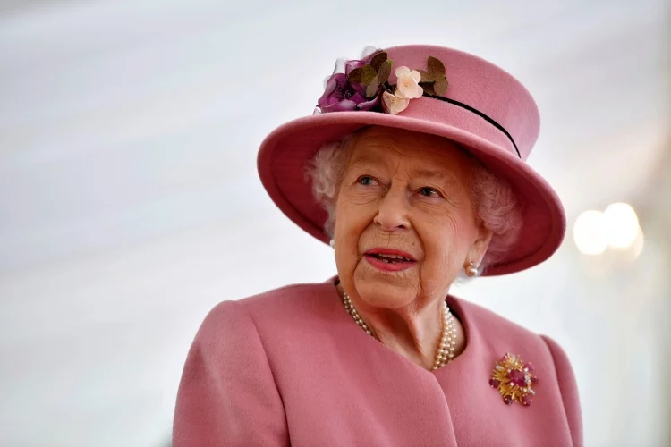 How old is Queen Elizabeth II? - Queen Elizabeth II's Age in years months days hours minutes and seconds