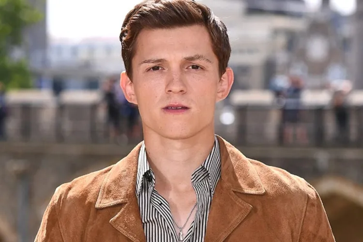 How old is Tom Holland Exactly? (source: bollywoodhungama)